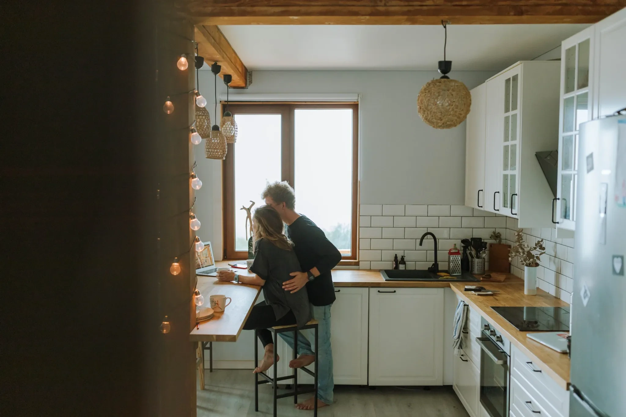 Pareja en casa revisando sus opciones hipotecarias