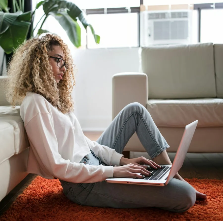 Mujer consultando información desde su ordenador