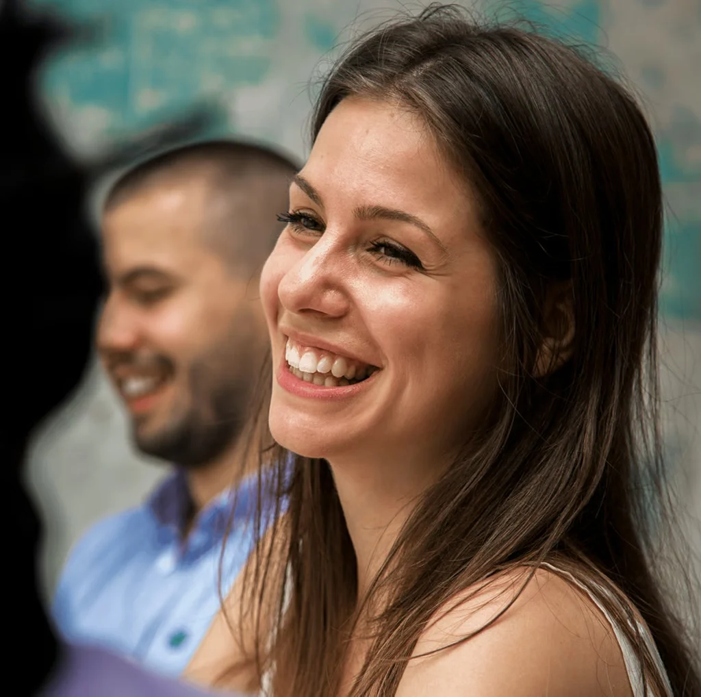 Mujer sonriendo durante una conversación sobre financiación de vivienda