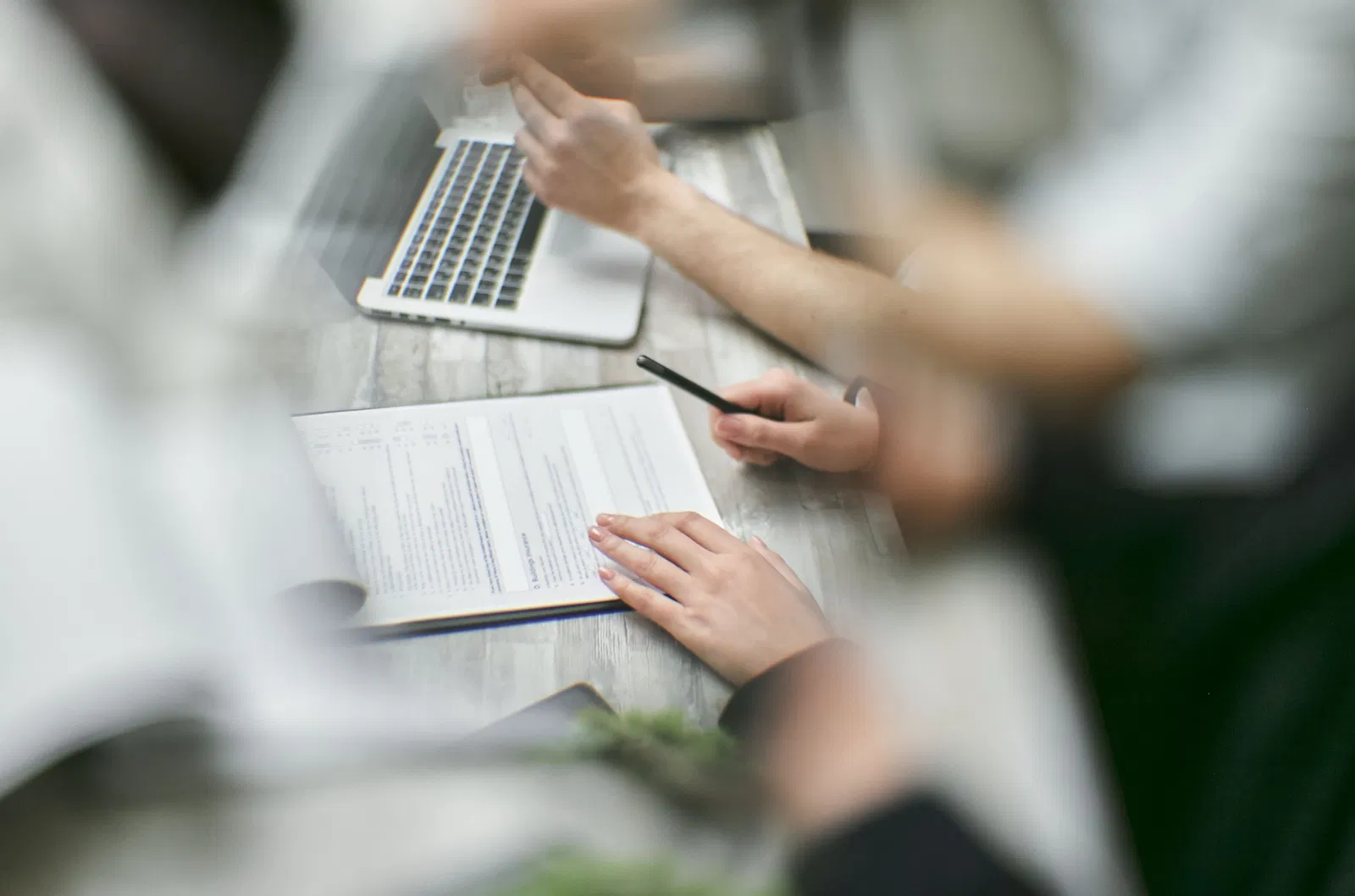 Documents de financement examinés autour d’un ordinateur portable