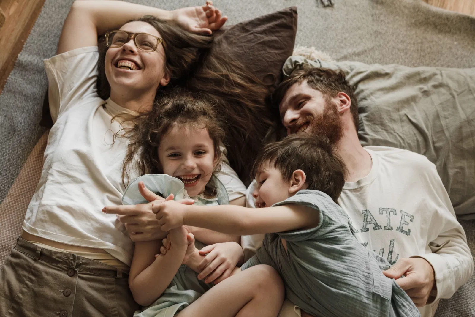 Familie in einem hellen Zuhause mit emotionaler Nähe