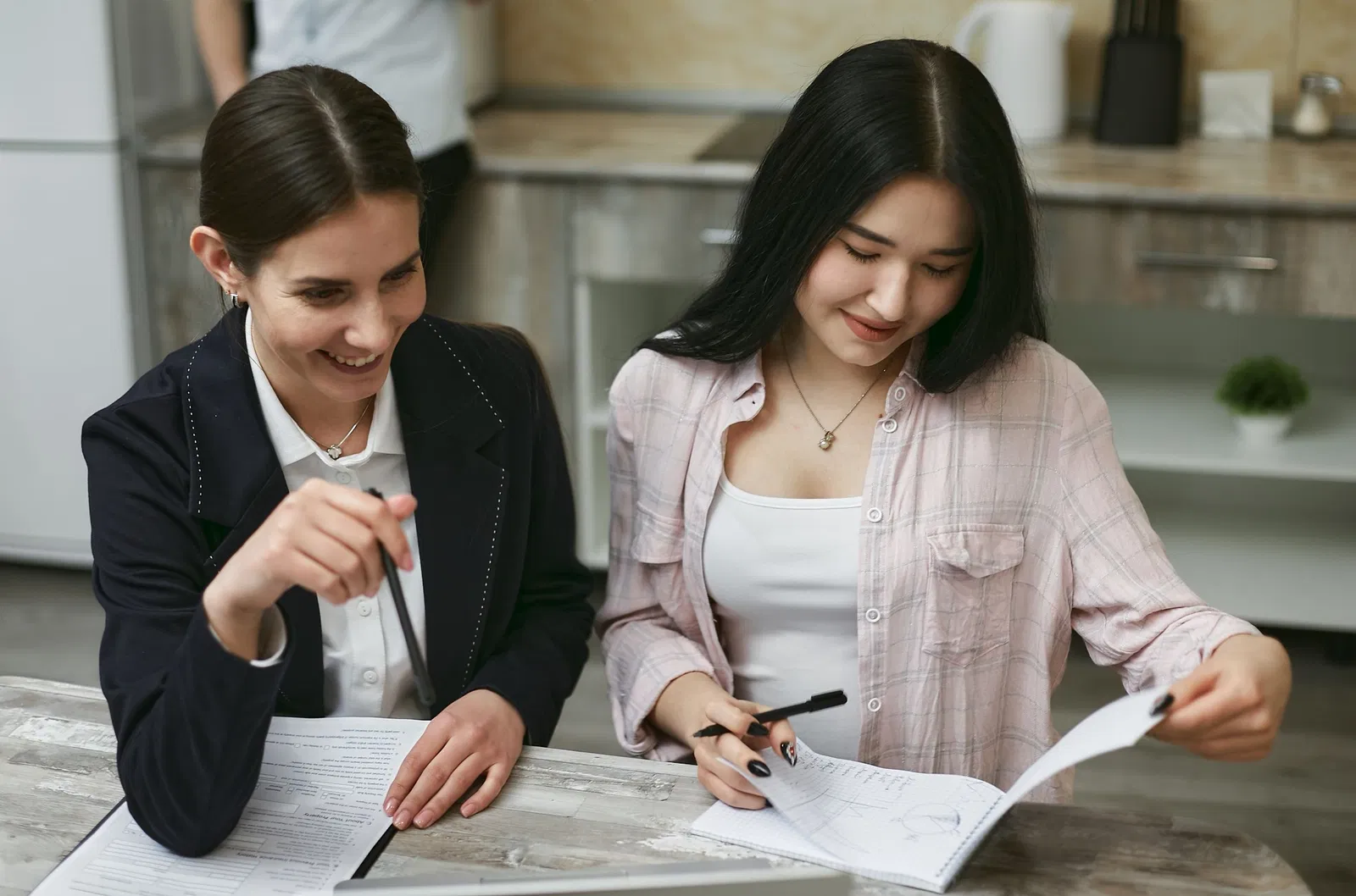 Consulente e cliente che controllano documenti finanziari per il mutuo