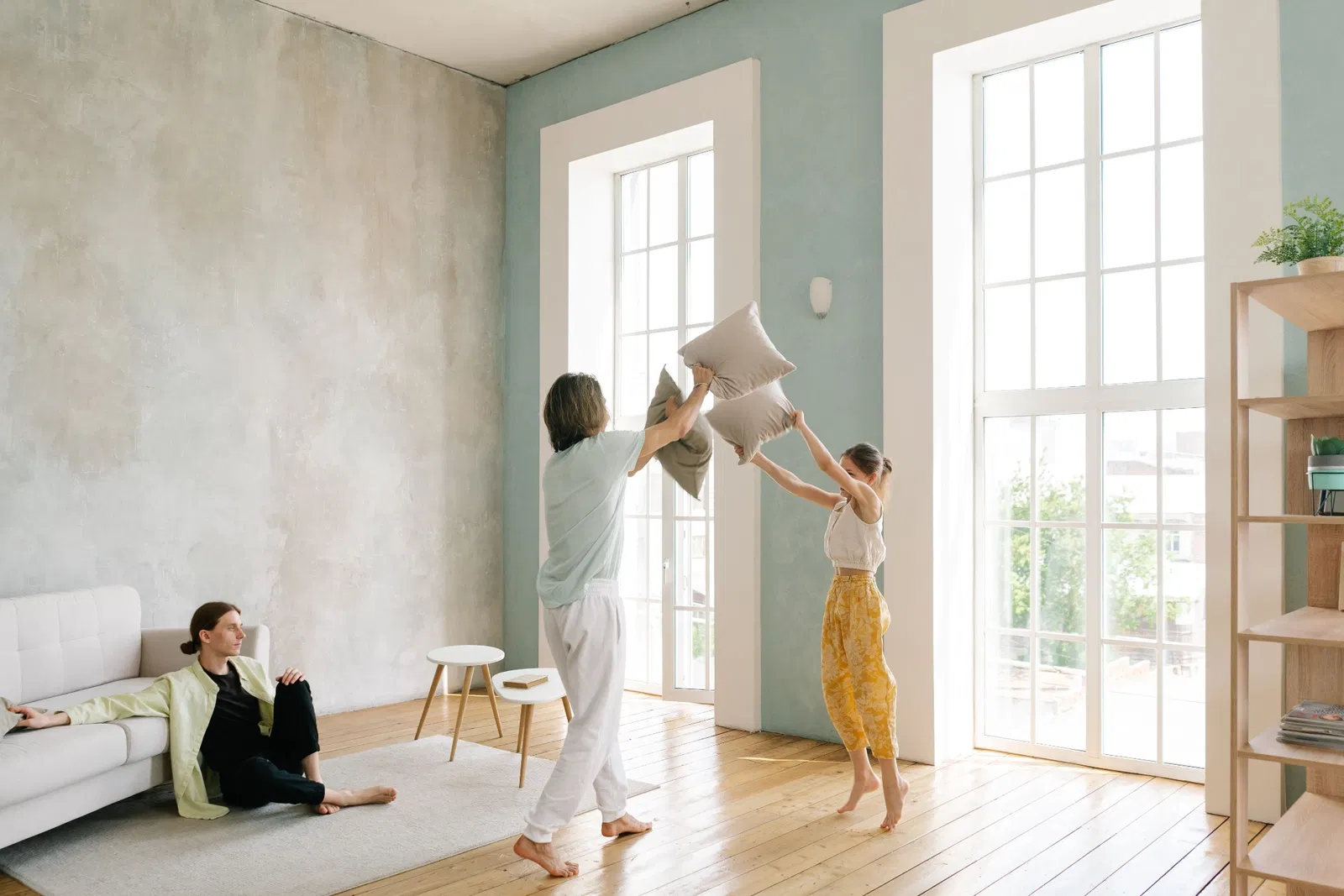 Familia disfrutando de una vivienda luminosa