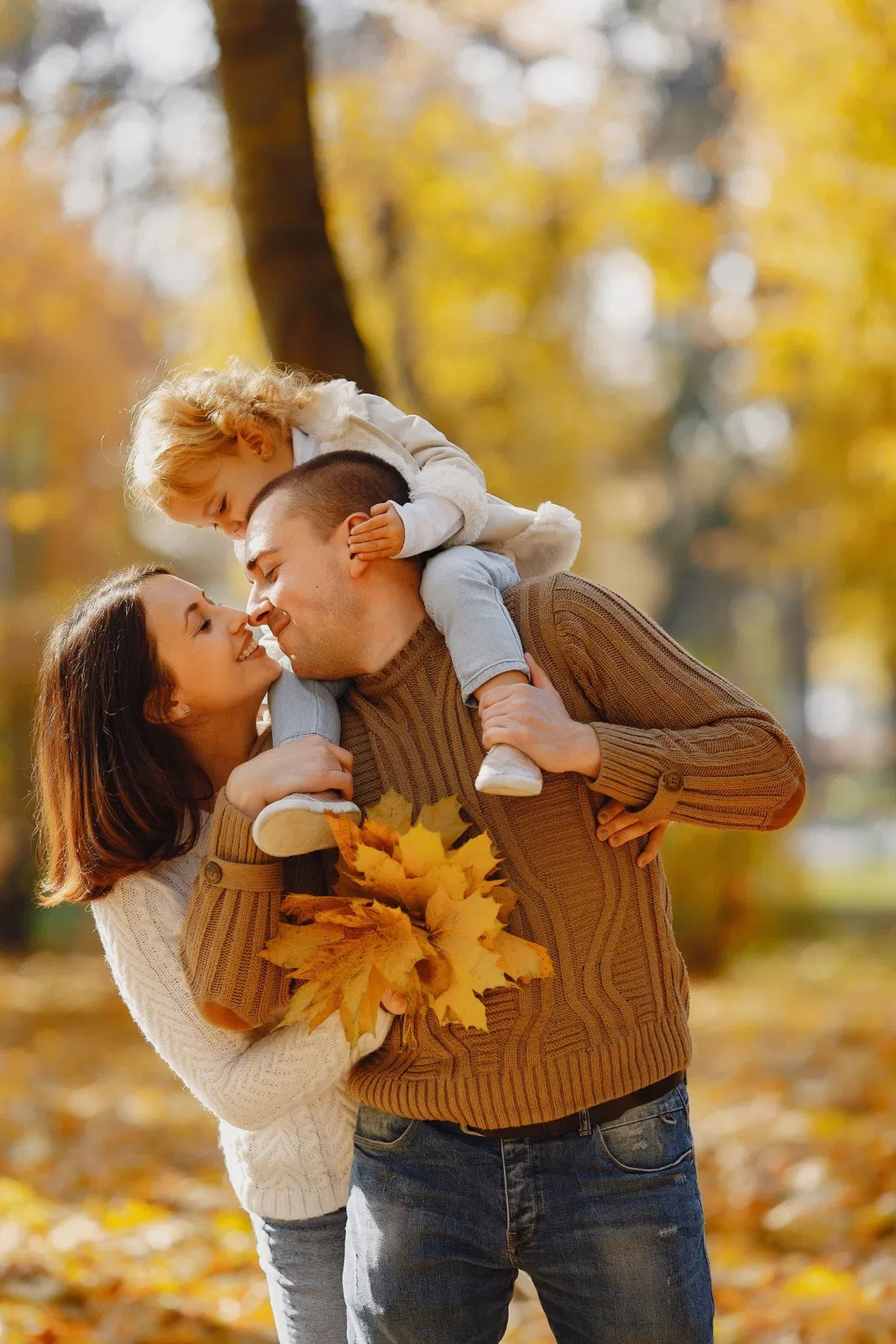 Famiglia all'aperto con luce calda autunnale