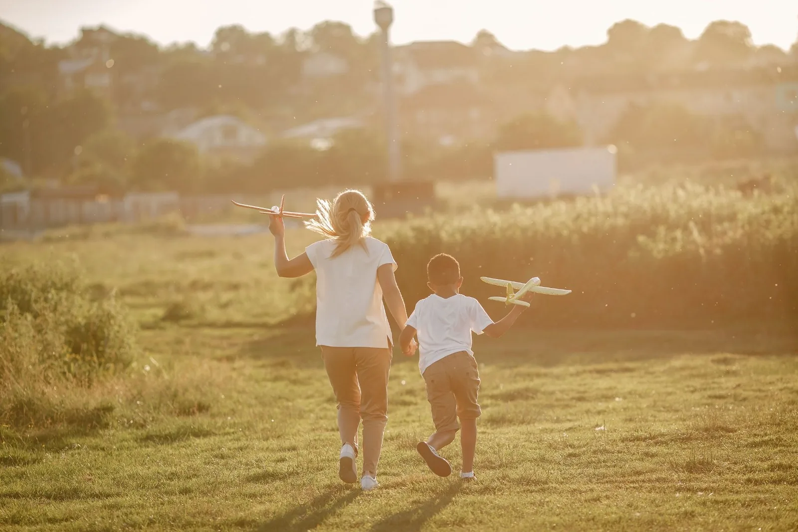 Niños caminando al atardecer en un ambiente familiar y sereno