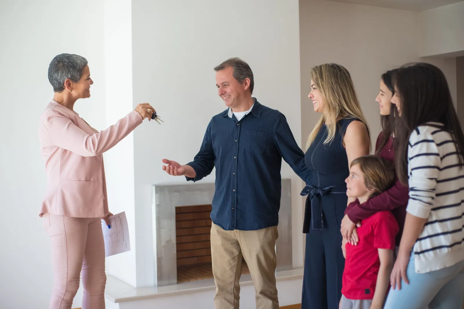 Famille recevant les clés de son logement après un projet immobilier