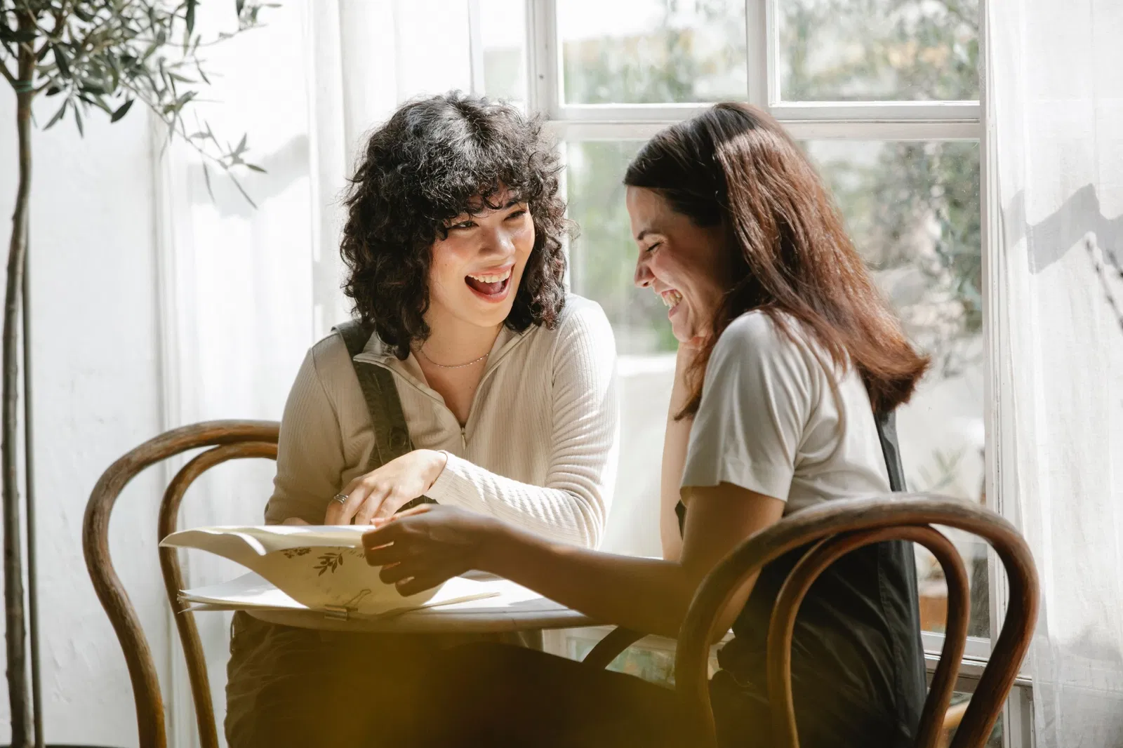 Dos personas revisando documentación en una vivienda luminosa