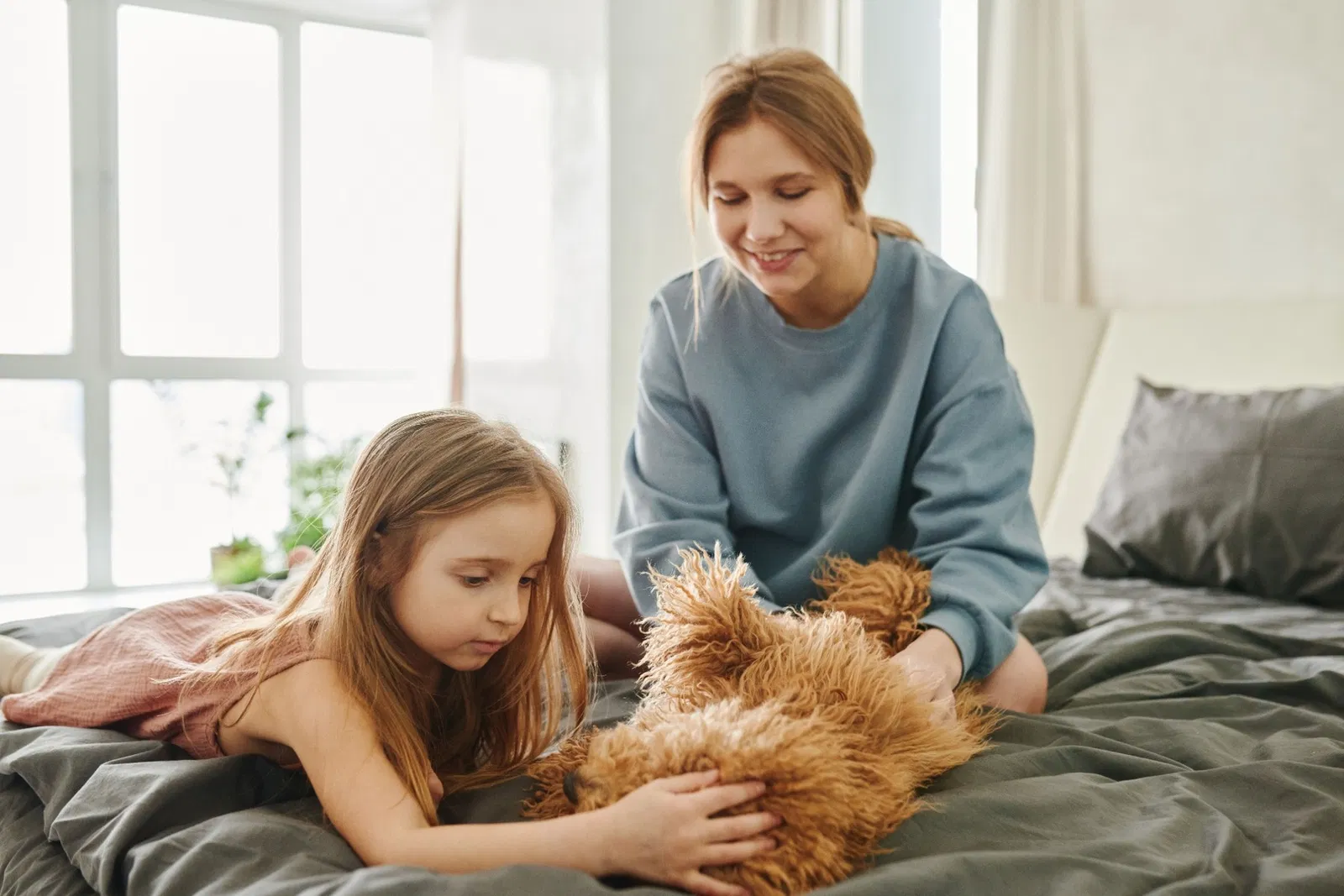 Famiglia in casa che valuta un mutuo al 100 per cento