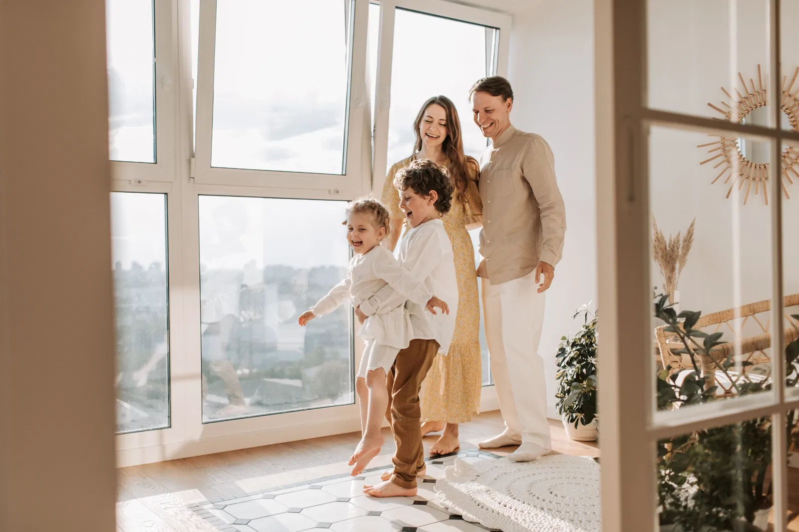 Famille heureuse dans son nouveau logement lumineux
