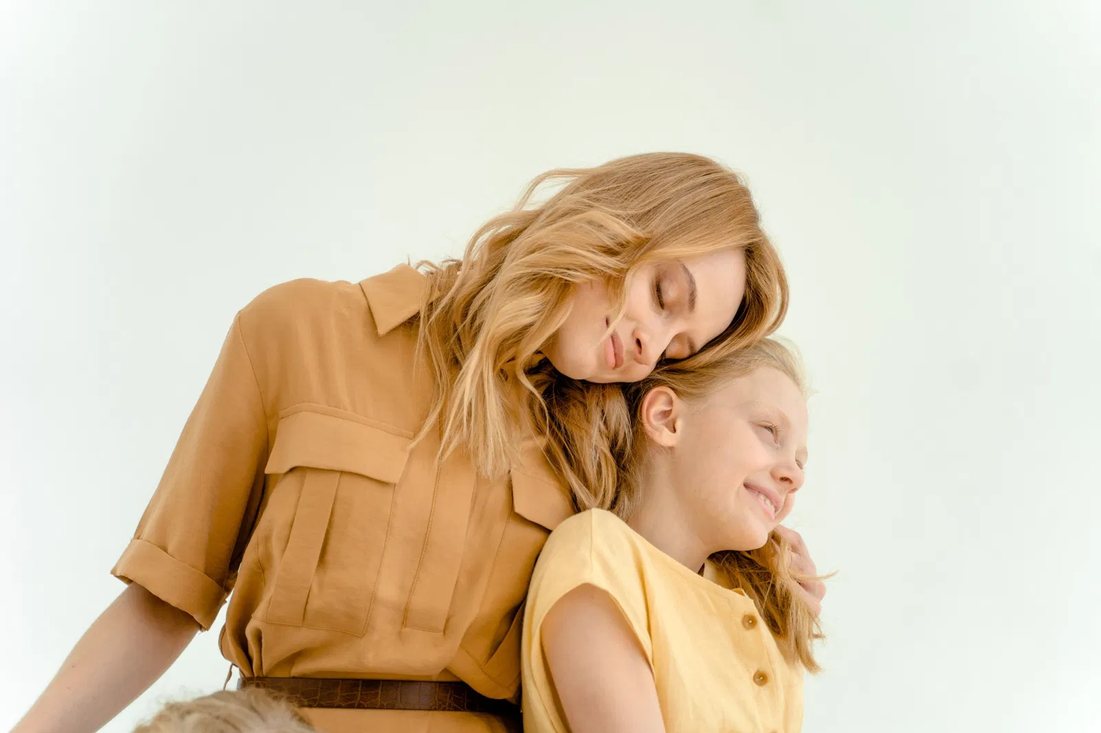 Mãe e filha em casa a planear uma nova etapa familiar