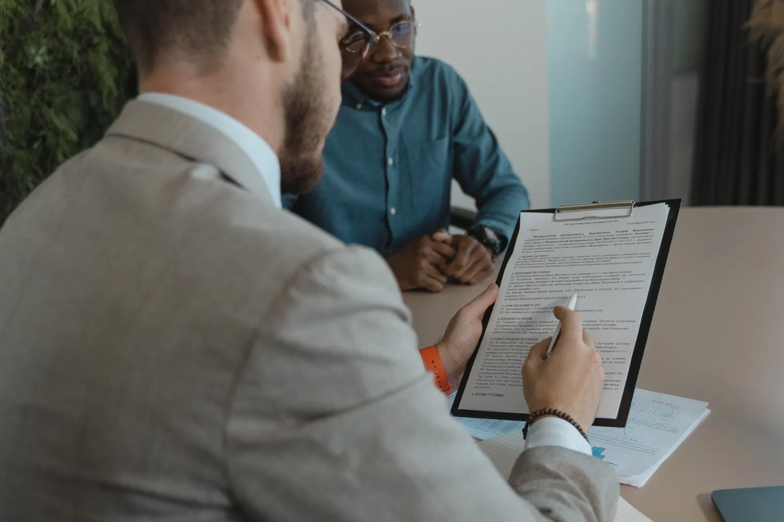 Professionnels examinant des documents de financement lors d’un rendez-vous