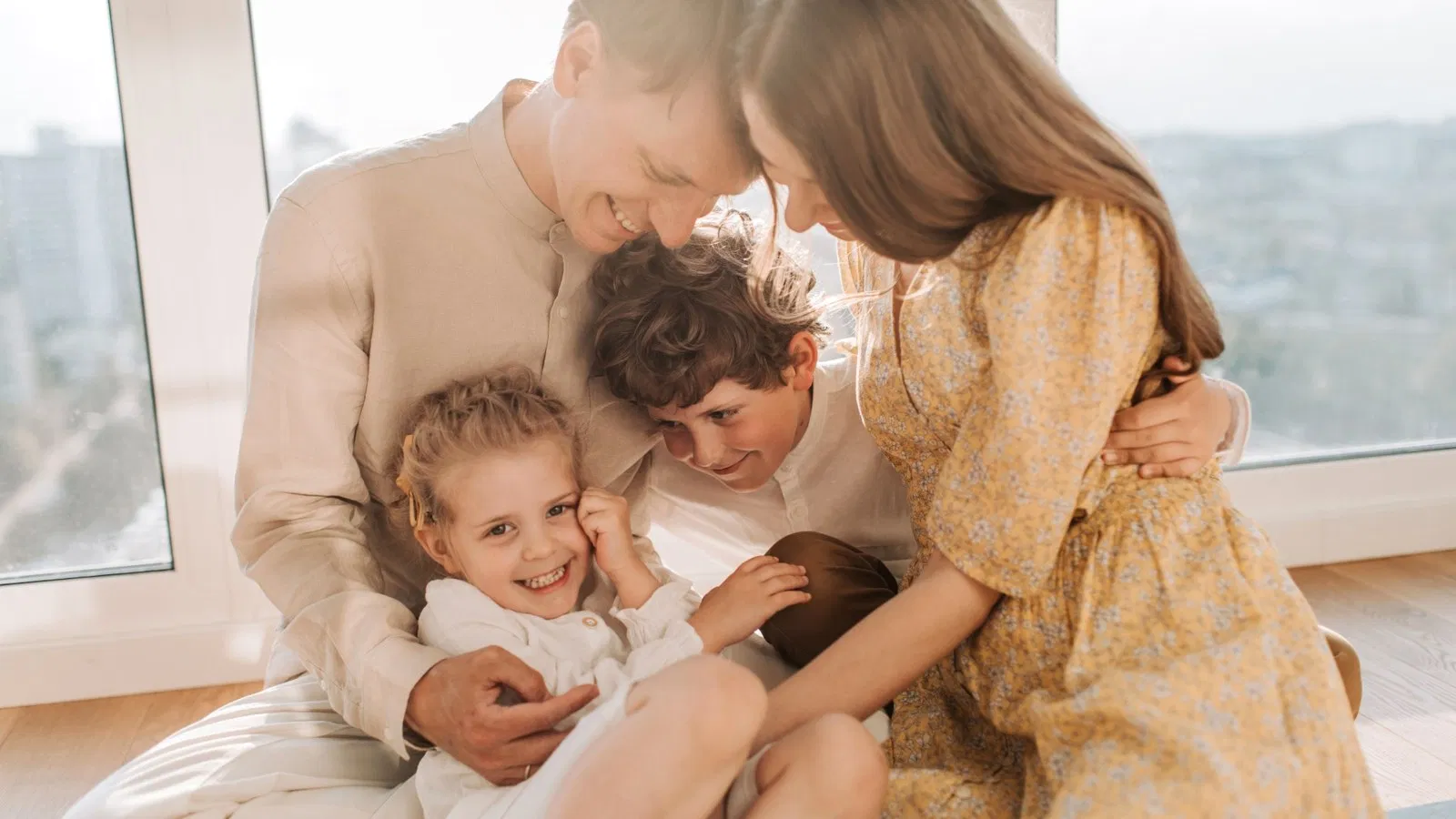 Familie in einem hellen Haus mit natürlicher Lichtstimmung