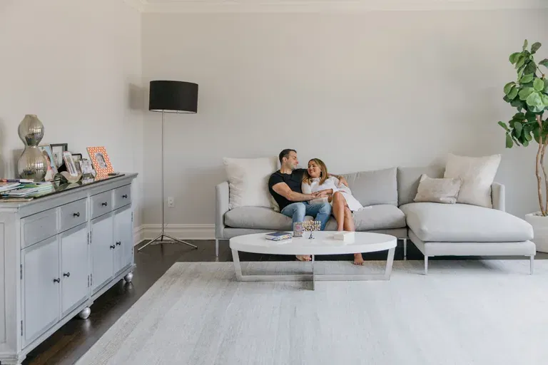 Couple dans son logement réfléchissant à l’équilibre entre épargne et remboursement