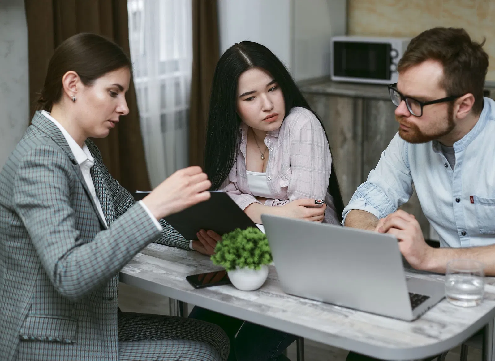 Couple discutant d’un nouveau financement immobilier avec une conseillère