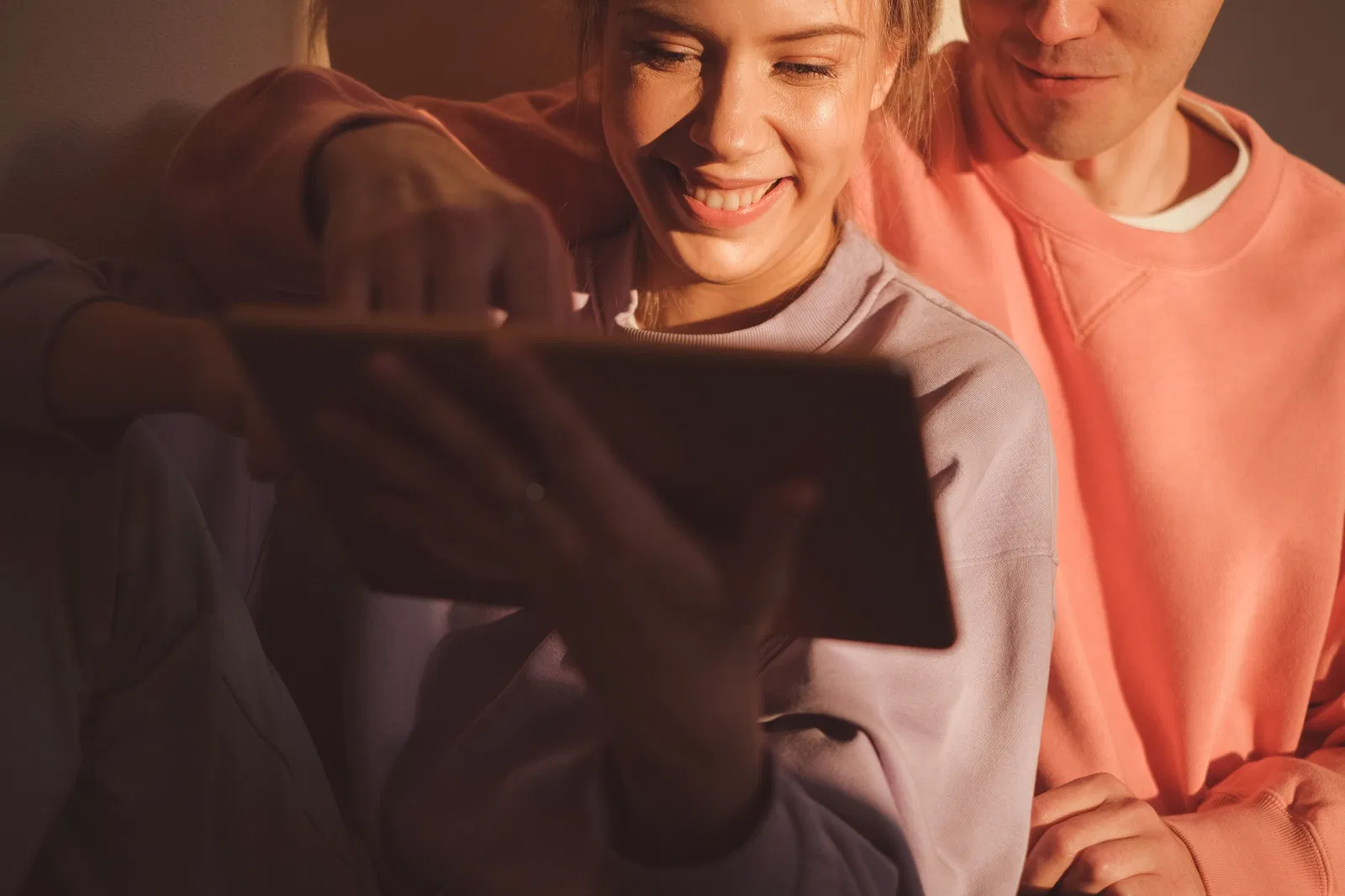 Persone che confrontano documenti digitali per la casa