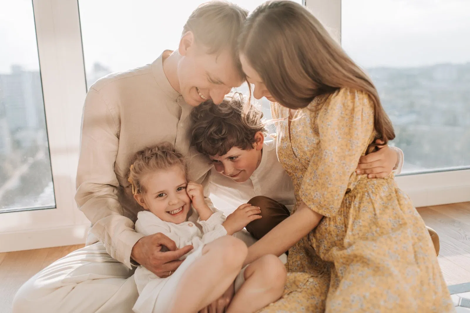 Família reunida em casa num momento íntimo e acolhedor.
